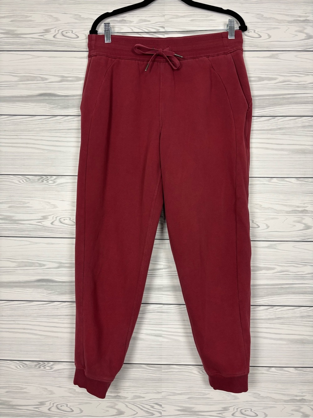Lululemon Women’s scuba high-rise jogger pants size 10 red Mulled wine